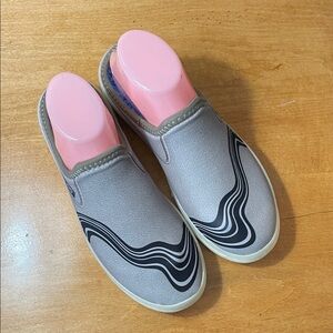 Women's Psudo Slip-On Clog in Light Gray with Black Wave Accent. Size 8